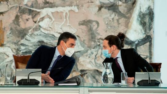 Pedro S&aacute;nchez hablando con Pablo Iglesias antes de una comparecencia