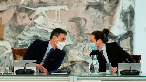 Pedro Sánchez hablando con Pablo Iglesias antes de una comparecencia Pedro Sánchez hablando con Pablo Iglesias antes de una comparecencia