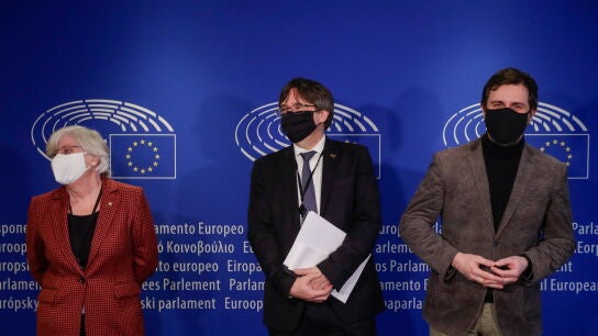 Clara Ponsat&iacute;, Carles Puigdemont y Toni Com&iacute;n.