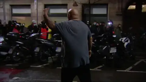 Vecinos desesperados por los destrozos en la séptima noche de disturbios: "¡Dejad los contenedores!" Vecinos desesperados por los destrozos en la séptima noche de disturbios: "¡Dejad los contenedores!"