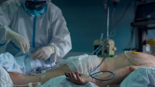 Un trabajador sanitario atiende a un paciente con coronavirus en la UCI del Hospital Cosaga de Ourense Un trabajador sanitario atiende a un paciente con coronavirus en la UCI del Hospital Cosaga de Ourense