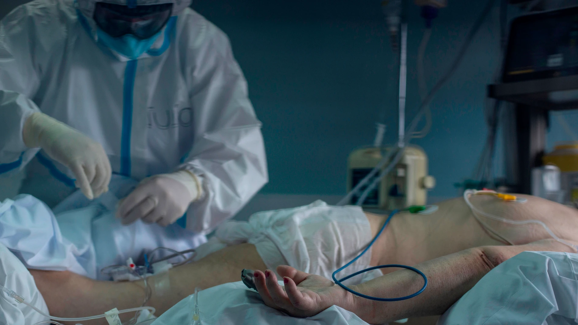 Un trabajador sanitario atiende a un paciente con coronavirus en la UCI del Hospital Cosaga de Ourense Un trabajador sanitario atiende a un paciente con coronavirus en la UCI del Hospital Cosaga de Ourense