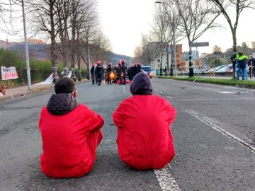 Sentada de los trabajadores de Tubacex en Llodio.