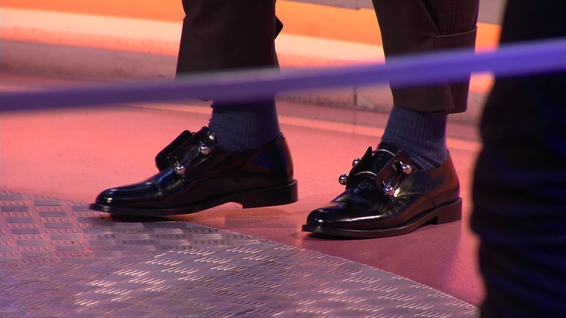 Victoria recoge el relevo de Manolo y sorprende con unos llamativos zapatos en ‘¡Boom!’