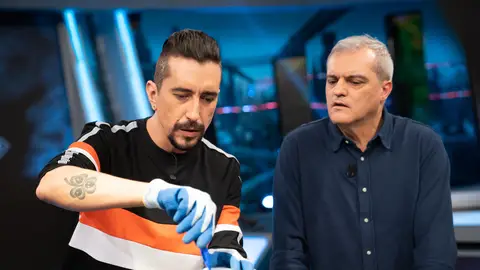 Ramón García y Pablo Motos alucinan con las esculturas flotantes de Marron: "Es magia potagia" Ramón García y Pablo Motos alucinan con las esculturas flotantes de Marron: "Es magia potagia"