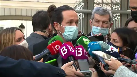 Pablo Iglesias no aplaude el discurso del rey Felipe VI, pone en duda la versión del 23F y cuestiona la Monarquía Pablo Iglesias no aplaude el discurso del rey Felipe VI, pone en duda la versión del 23F y cuestiona la Monarquía