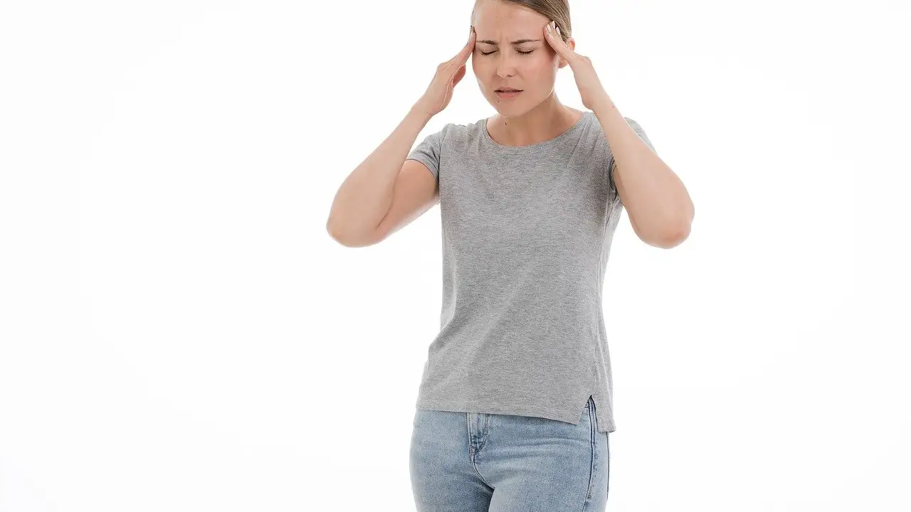 Mujer con dolor de cabeza