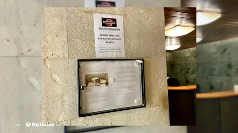 Un vecino de Madrid, señalado por el portero de su edificio tras contagiarse de coronavirus: "Puso un cartel" Un vecino de Madrid, señalado por el portero de su edificio tras contagiarse de coronavirus: "Puso un cartel"