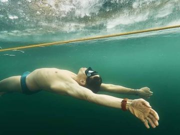 David Vencl busca batir el récord de apnea de distancia nadando más de 76 metros bajo el hielo