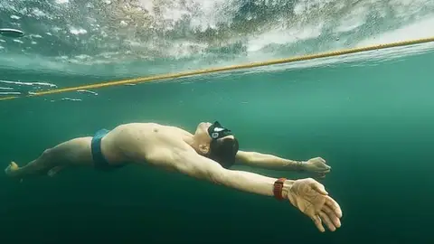 David Vencl busca batir el récord de apnea de distancia nadando más de 76 metros bajo el hielo David Vencl busca batir el récord de apnea de distancia nadando más de 76 metros bajo el hielo