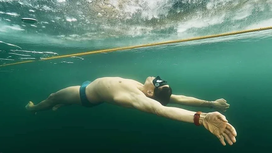 David Vencl busca batir el r&eacute;cord de apnea de distancia nadando m&aacute;s de 76 metros bajo el hielo