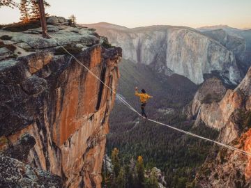 Ryan Robinson, el equilibrista que desafía la gravedad desalzo en los lugares más extremos del mundo