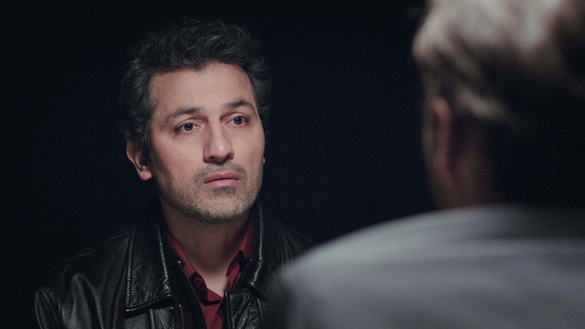 Arif arriesga su libertad por proteger a Bahar 