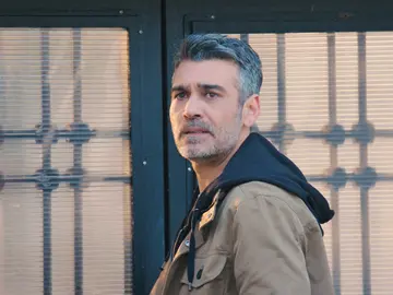 Sarp y Bahar se quedan solos ante el peligro de Nezir: Suat les retira su protección Sarp y Bahar se quedan solos ante el peligro de Nezir: Suat les retira su protección