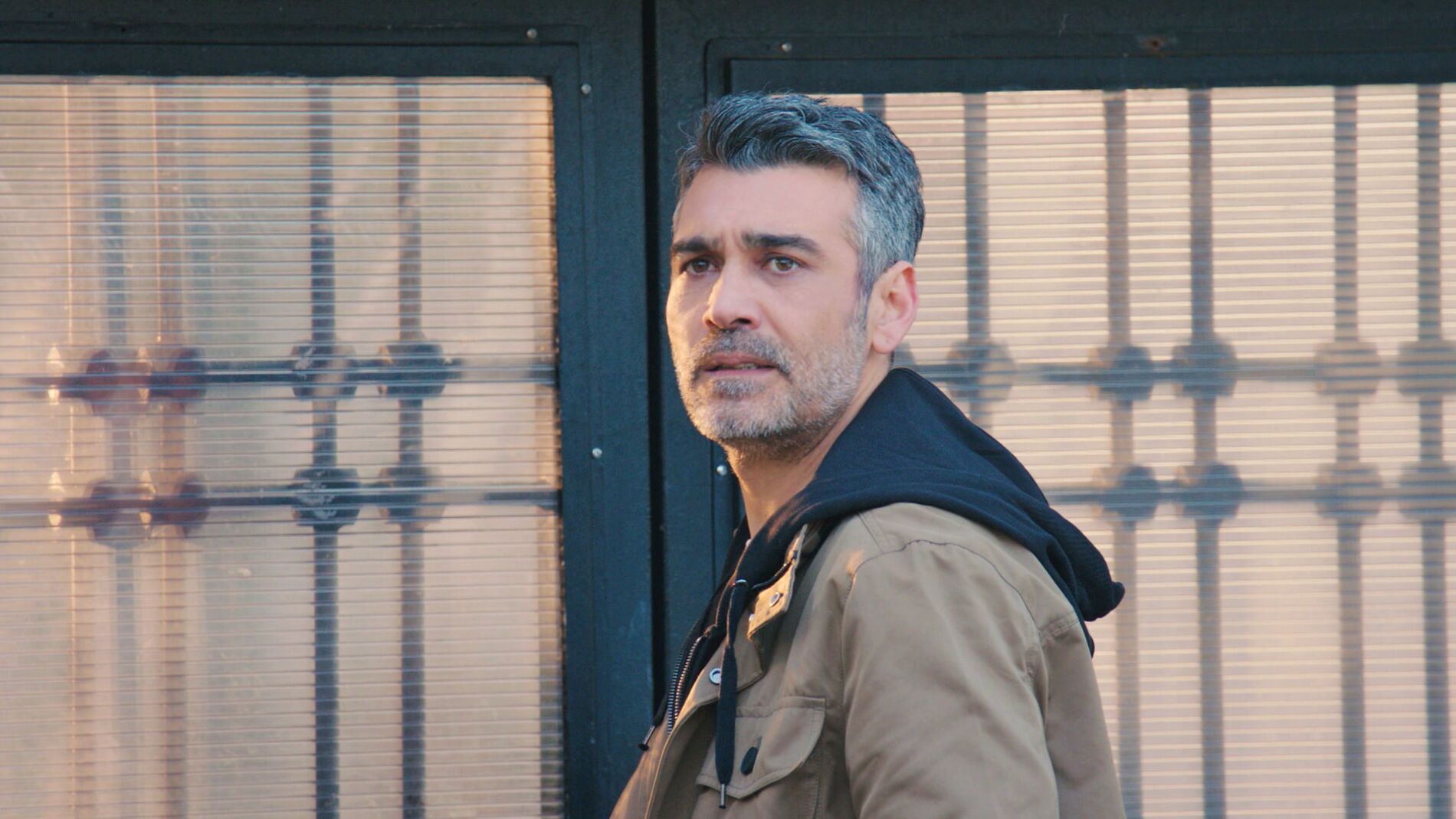 Sarp y Bahar se quedan solos ante el peligro de Nezir: Suat les retira su protección 