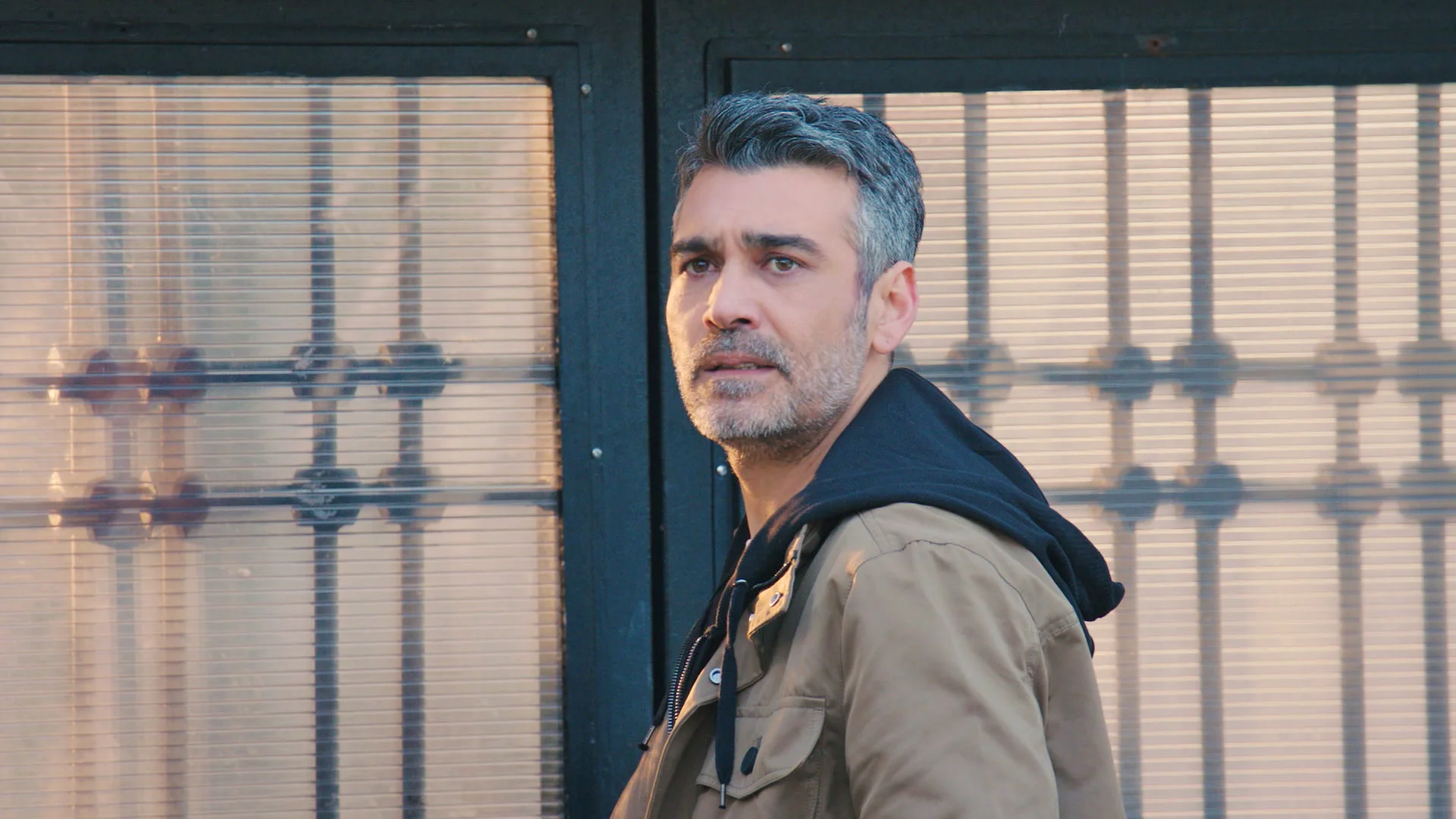 Sarp y Bahar se quedan solos ante el peligro de Nezir: Suat les retira su protección Sarp y Bahar se quedan solos ante el peligro de Nezir: Suat les retira su protección
