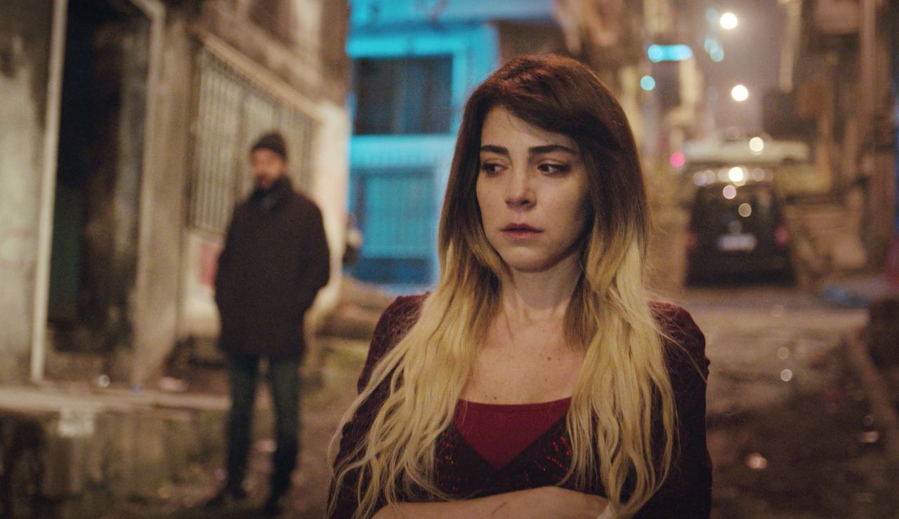 Arif, en peligro: Nezir le tiende una trampa en su cafetería