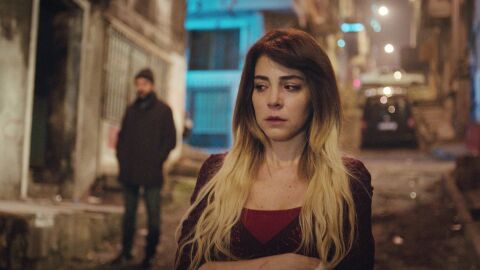 Arif, en peligro: Nezir le tiende una trampa en su cafetería