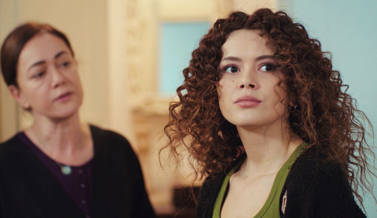 Los diamantes de la discordia: Hatice se enfrenta a Sirin tras descubrir su pulsera Los diamantes de la discordia: Hatice se enfrenta a Sirin tras descubrir su pulsera