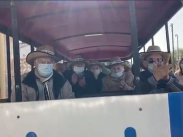 Ancianos de Tarragona en un tren turístico