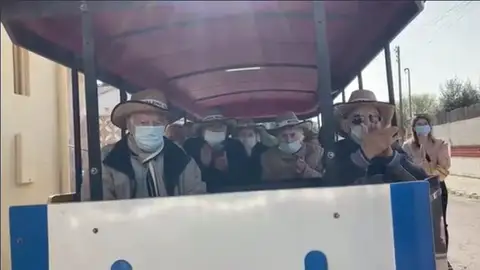 Ancianos de Tarragona en un tren turístico Ancianos de Tarragona en un tren turístico