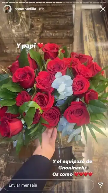 Anna Ferrer enseña el regalo de su padre Anna Ferrer enseña el regalo de su padre