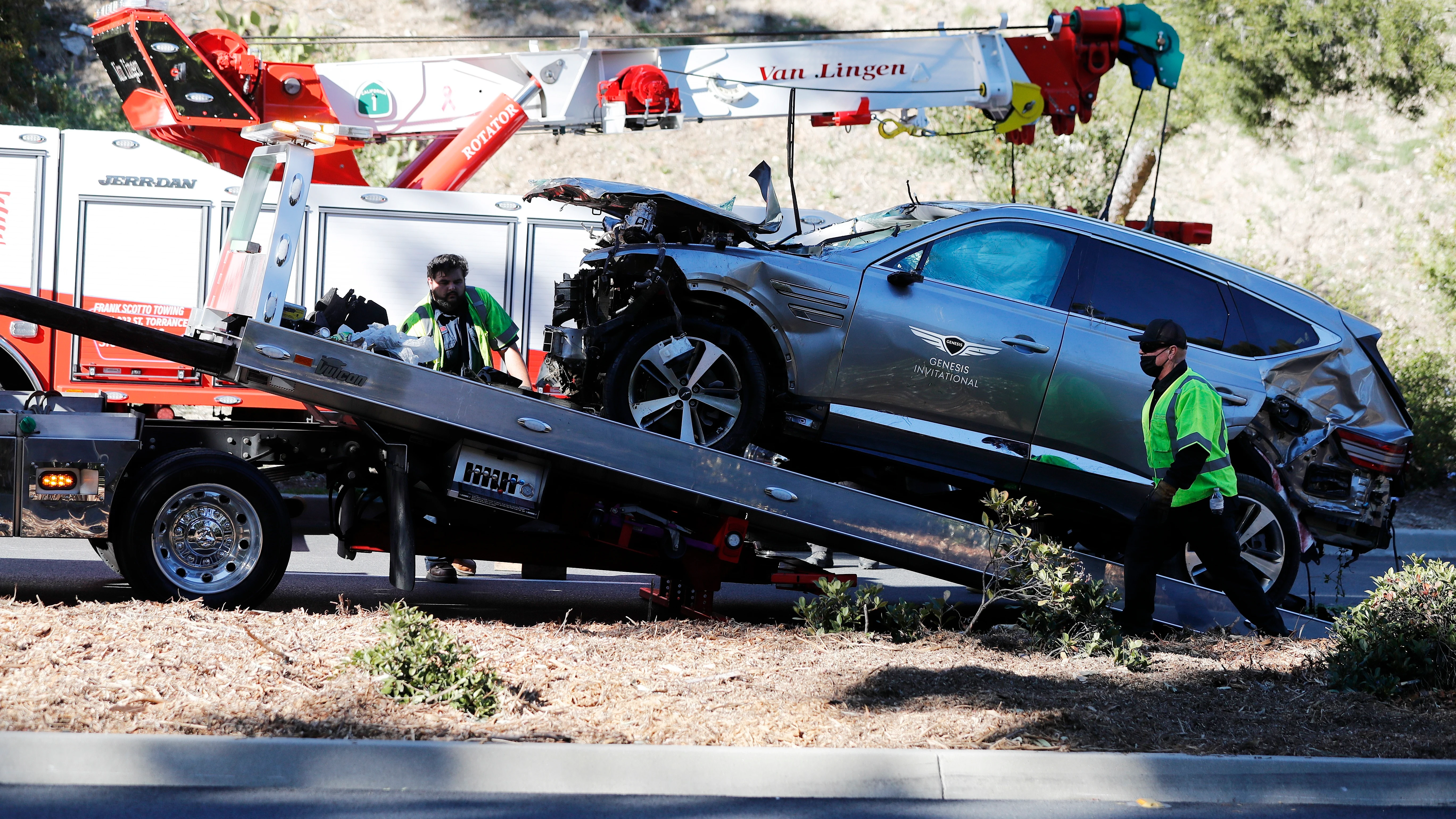 La investigaci&oacute;n del accidente de Tiger Woods: "No hab&iacute;a marcas de frenada, tuvo suerte de salir con vida"