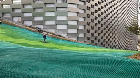 Copenhague convierte la azotea de una incineradora en una pista de esquí Copenhague convierte la azotea de una incineradora en una pista de esquí