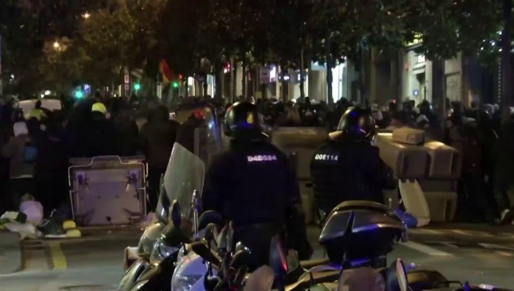 Los vecinos de Barcelona salen aplauden al cuerpo de antidisturbios durante las protestas en apoyo a Pablo Hasél