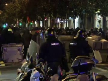 Los vecinos de Barcelona salen aplauden al cuerpo de antidisturbios durante las protestas en apoyo a Pablo Hasél