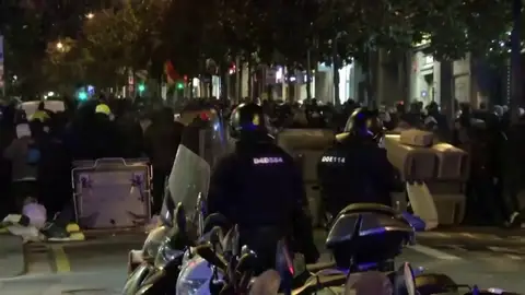 Los vecinos de Barcelona salen aplauden al cuerpo de antidisturbios durante las protestas en apoyo a Pablo Hasél Los vecinos de Barcelona salen aplauden al cuerpo de antidisturbios durante las protestas en apoyo a Pablo Hasél