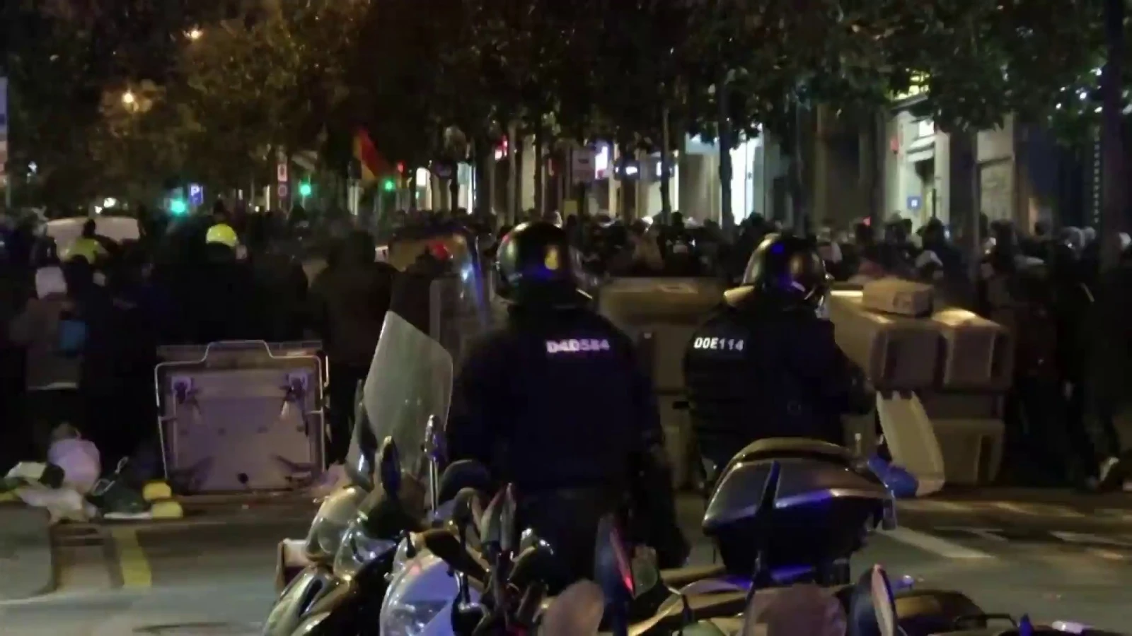 Los vecinos de Barcelona salen aplauden al cuerpo de antidisturbios durante las protestas en apoyo a Pablo Hasél Los vecinos de Barcelona salen aplauden al cuerpo de antidisturbios durante las protestas en apoyo a Pablo Hasél