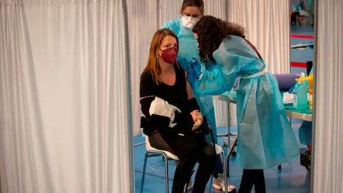 Una docente se vacuna contra el coronavirus en Sevilla. Coronavirus