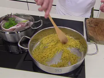 ¿Con o sin aceite?: Así hace Karlos Arguiñano los fideos tostados ¿Con o sin aceite?: Así hace Karlos Arguiñano los fideos tostados