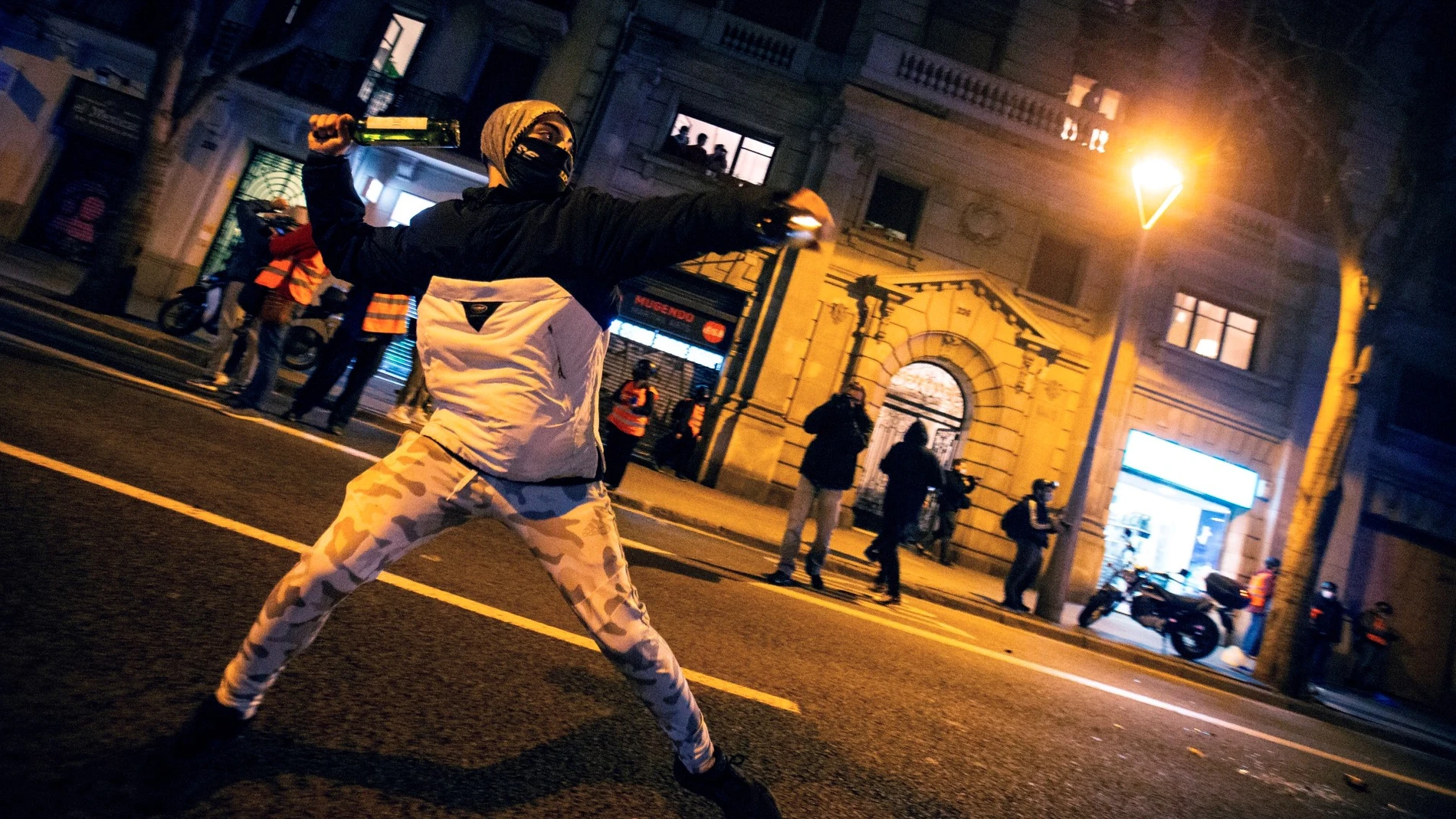 Un manifestante, este martes en Barcelona. Un manifestante, este martes en Barcelona.