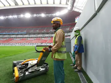 Trabajadores durante las obras en los estadios cataríes para el Mundial de 2022 Trabajadores durante las obras en los estadios cataríes para el Mundial de 2022