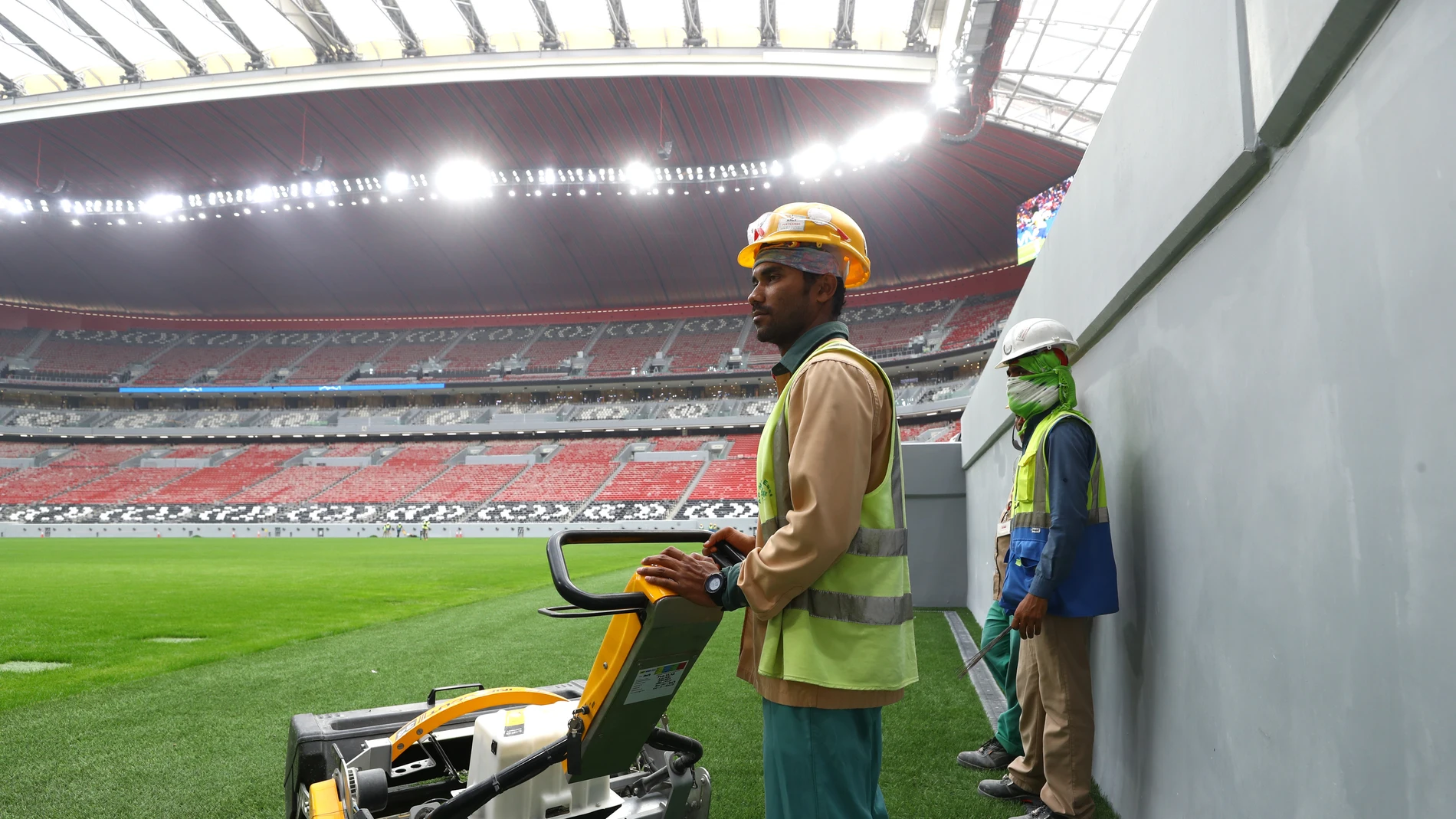 Trabajadores durante las obras en los estadios cataríes para el Mundial de 2022 Trabajadores durante las obras en los estadios cataríes para el Mundial de 2022