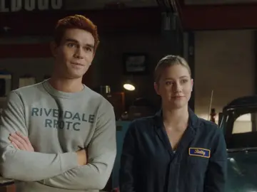 KJ Apa y Lili Reinhart en 'Riverdale' KJ Apa y Lili Reinhart en 'Riverdale'