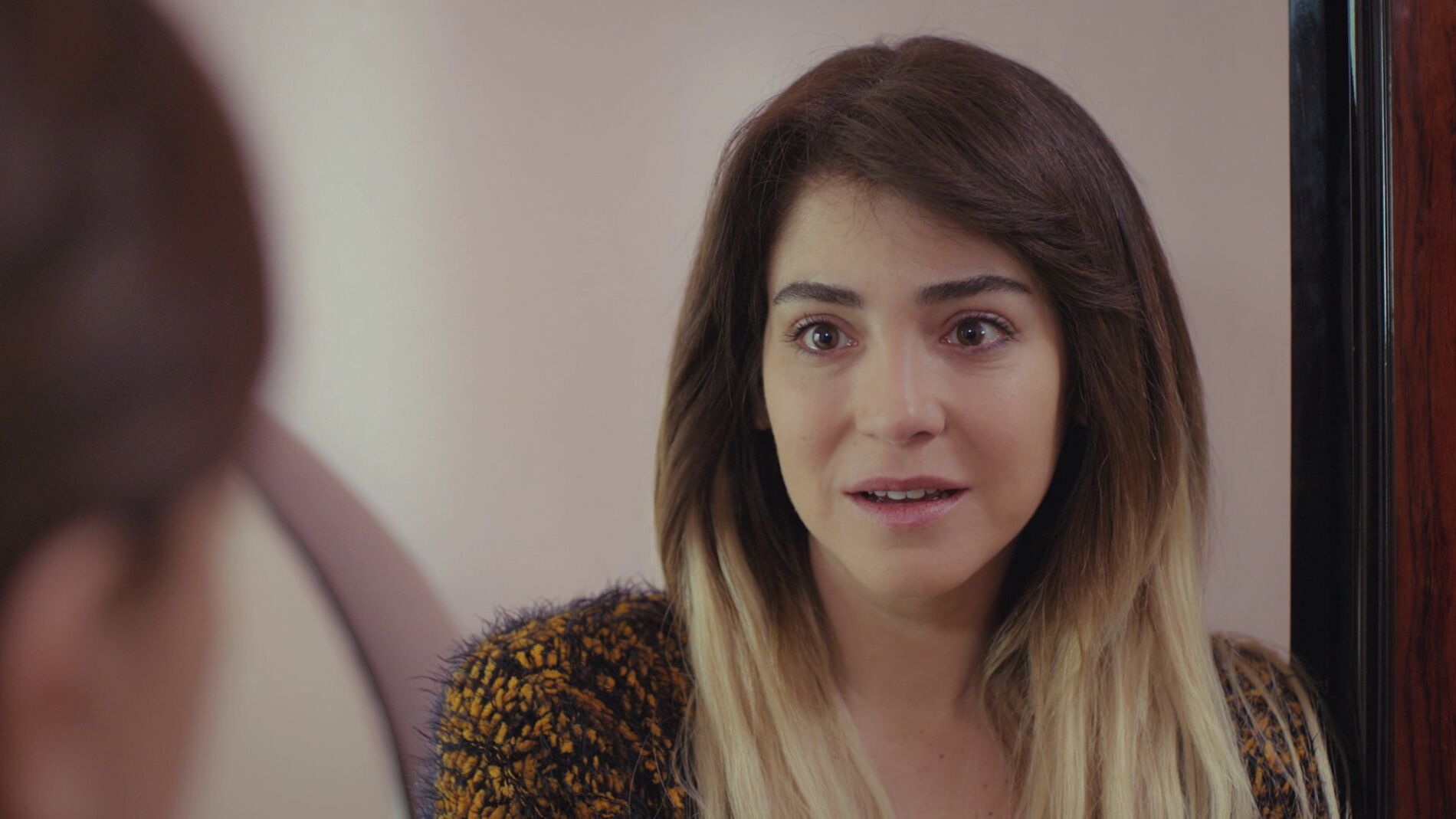 Ceyda, &iquest;celosa? Descubre con preocupaci&oacute;n el flechazo entre Emre y Sirin 