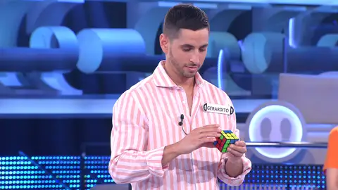 Gerardito deja a Arturo Valls alucinado con su destreza con un cubo de rubik Gerardito deja a Arturo Valls alucinado con su destreza con un cubo de rubik