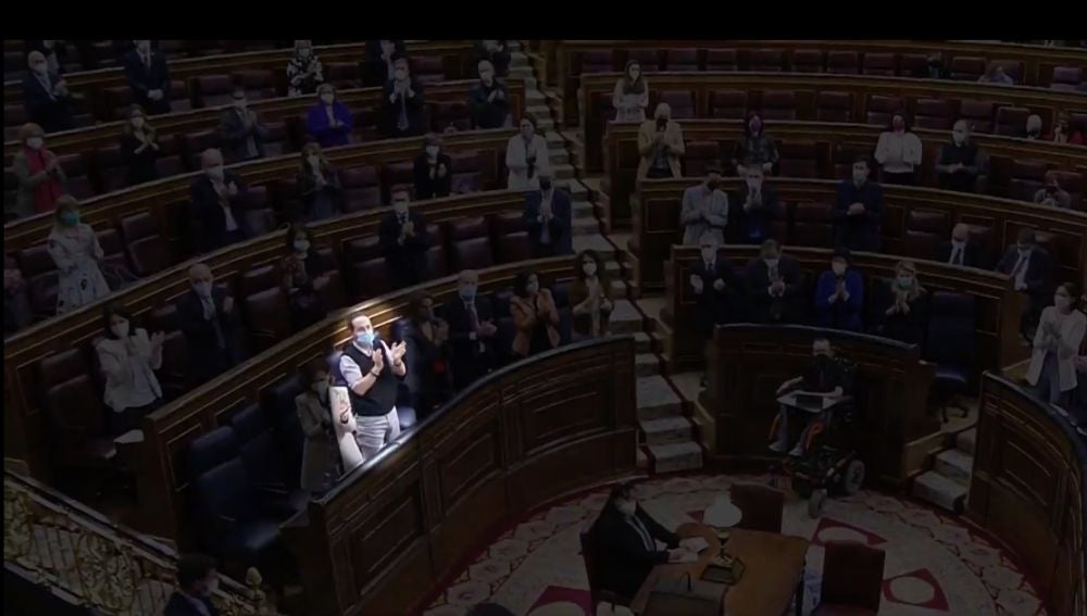 Pablo Iglesias aplaudiendo a Sánchez 