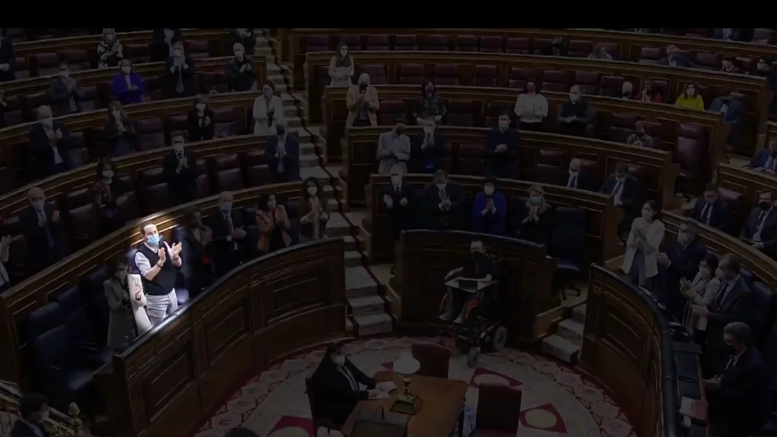 Pablo Iglesias aplaudiendo a S&aacute;nchez 