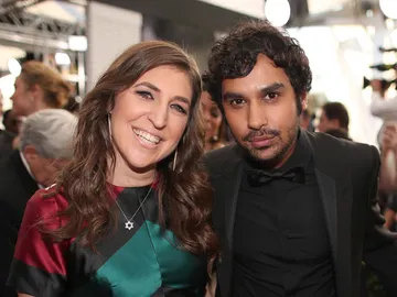 Kunal Nayyar y Mayim Bialik Kunal Nayyar y Mayim Bialik