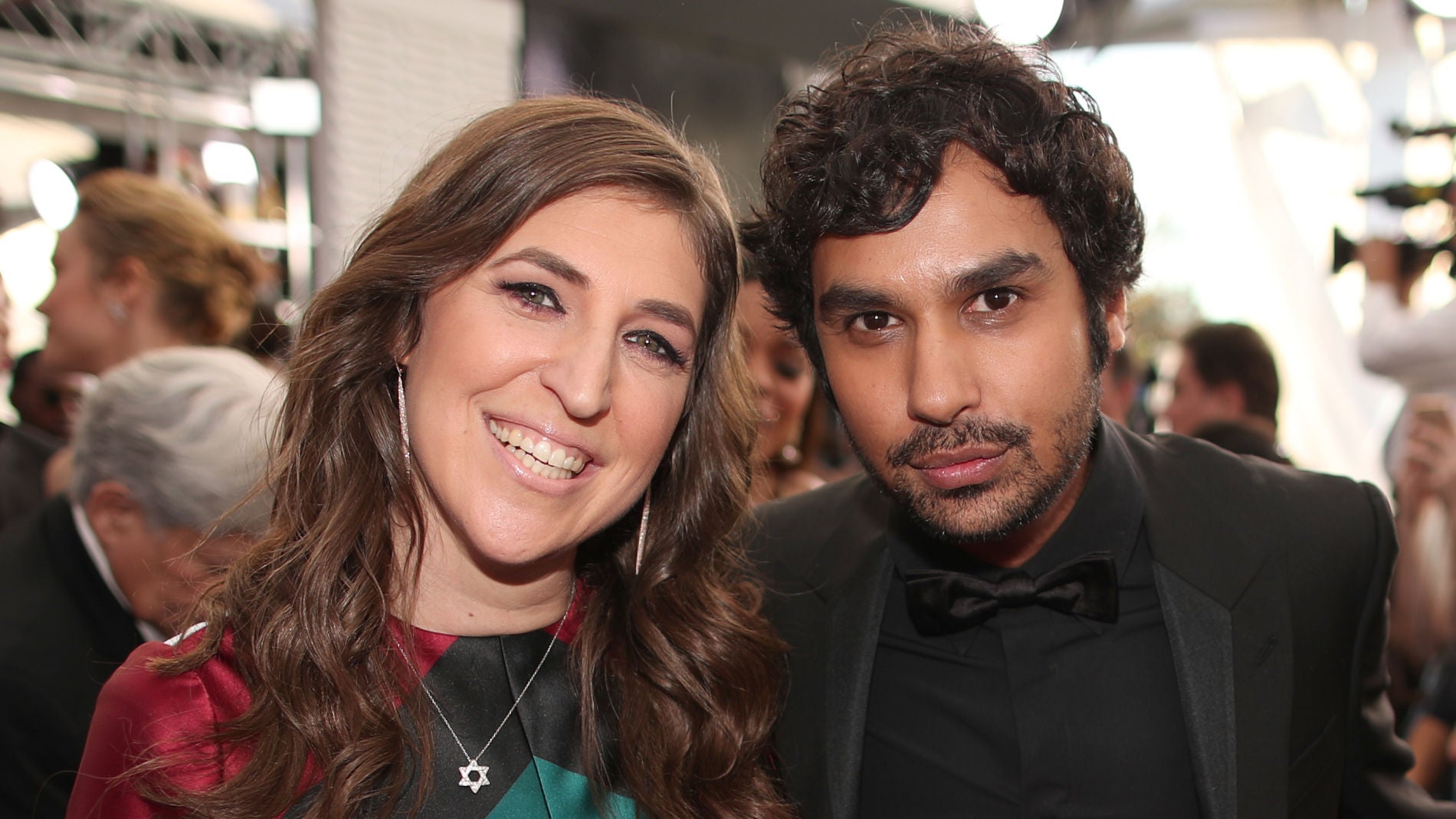 Kunal Nayyar y Mayim Bialik