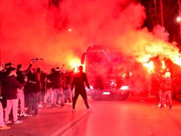 Cientos de aficionados del Atalanta se reúnen fuera del estadio con bengalas antes del partido contra el Real Madrid