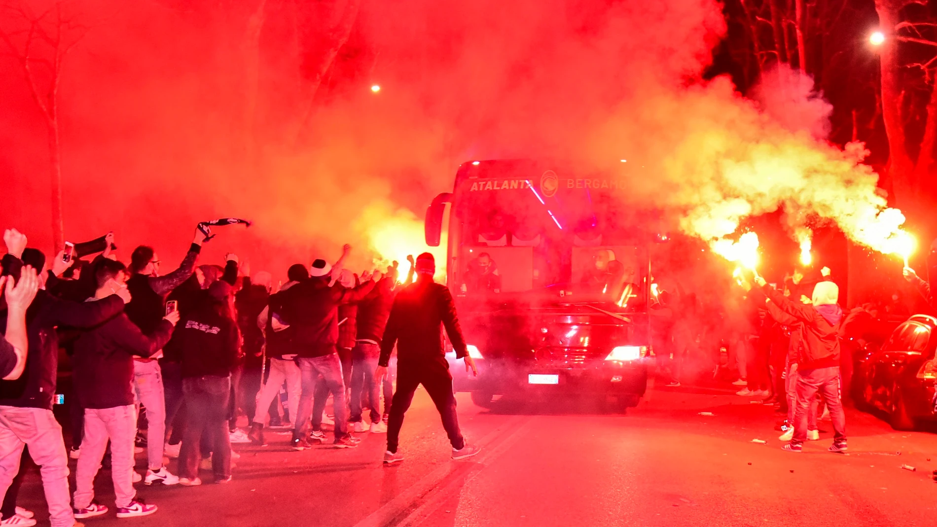 Cientos de aficionados del Atalanta se reúnen fuera del estadio con bengalas antes del partido contra el Real Madrid Cientos de aficionados del Atalanta se reúnen fuera del estadio con bengalas antes del partido contra el Real Madrid