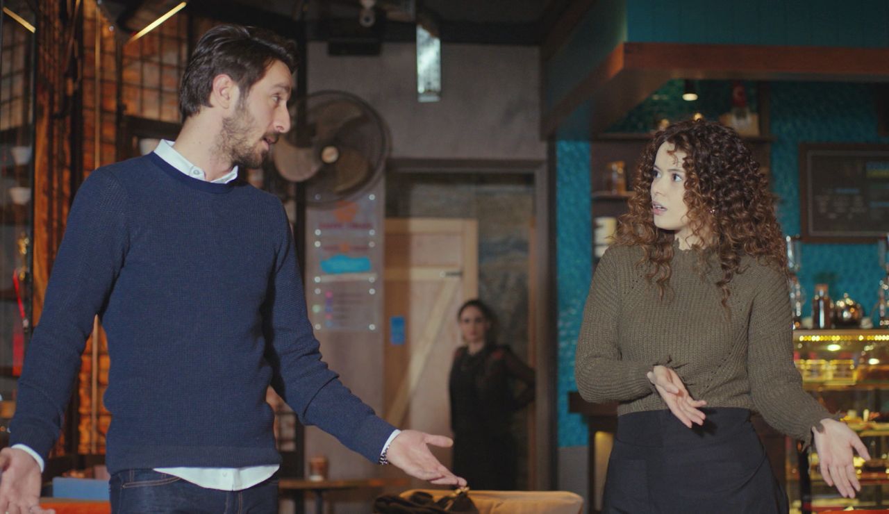 Idil, testigo del evidente flirteo entre Emre y Sirin 