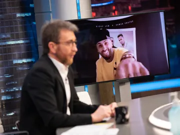 La proposición de Nicky Jam que sorprende a Pablo Motos: "Mucha gente necesita saber tu historia desde el principio" La proposición de Nicky Jam que sorprende a Pablo Motos: "Mucha gente necesita saber tu historia desde el principio"