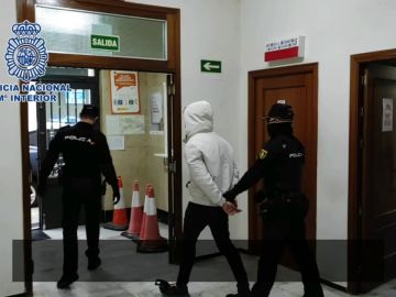 La Policía Nacional detiene a cuatro personas tras un "vuelco" que acabó con una agresión