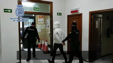 La Policía Nacional detiene a cuatro personas tras un "vuelco" que acabó con una agresión La Policía Nacional detiene a cuatro personas tras un "vuelco" que acabó con una agresión